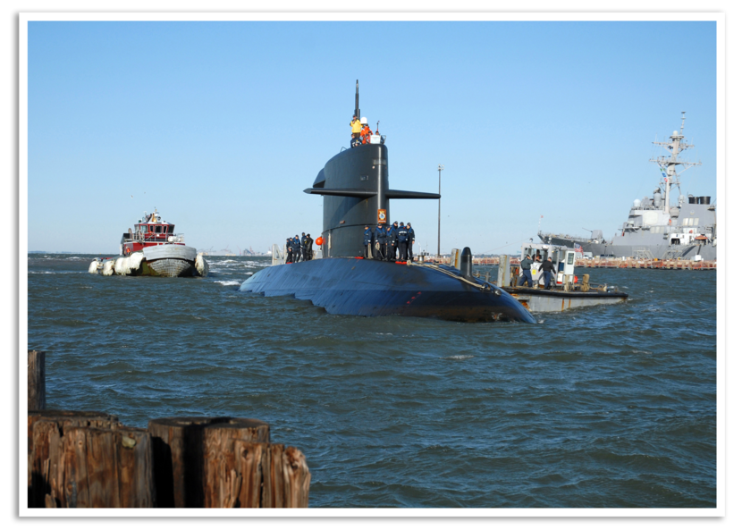 De Nederlandse onderzeeboot Walrus wordt door sleepboten de haven van Norfolk binnengebracht.