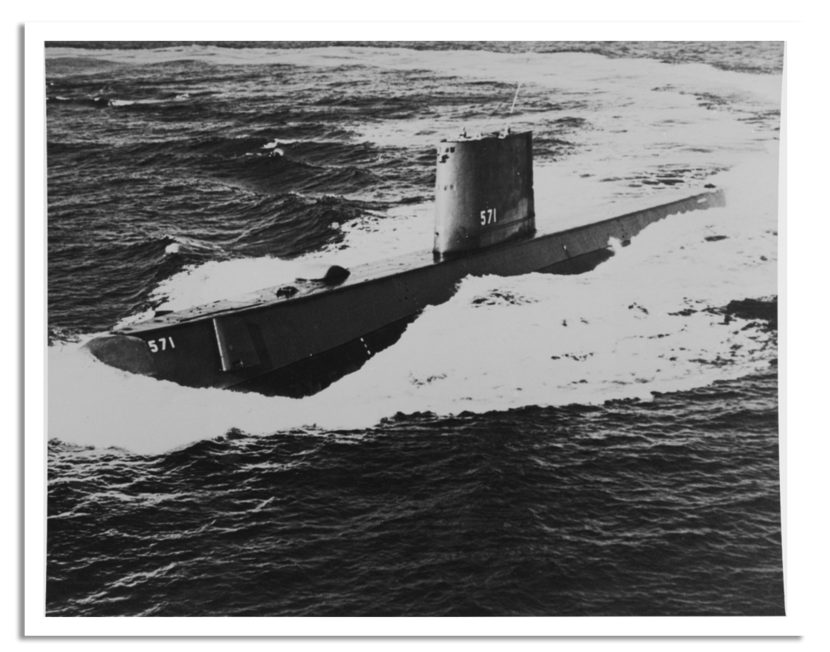 De USS Nautilus vaart boven water in de zee.