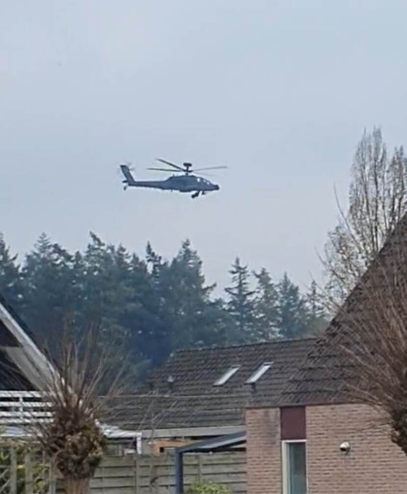 Een Apache boven het huis van Fred.