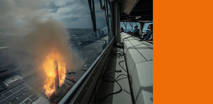 Een raket schiet omhoog vanuit een schip