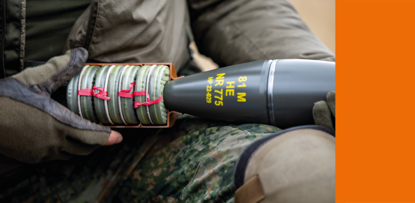 Militair heeft een mortier in de hand.