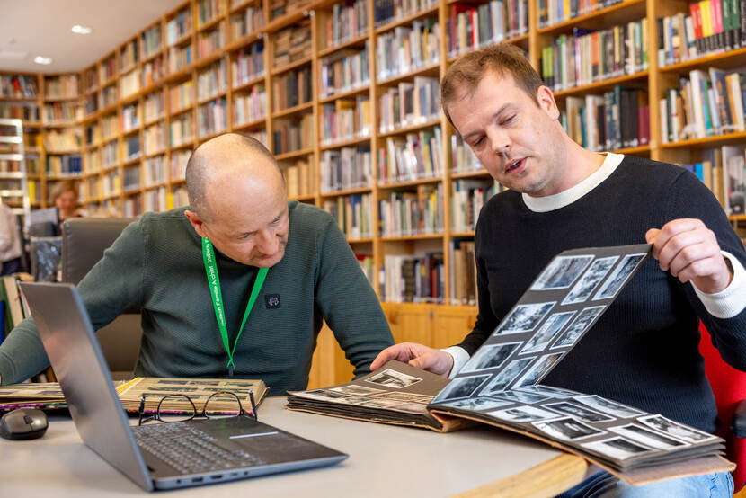 Adriaan Intveld (links) bekijkt het uitermate goed bewaarde en zeer gedetailleerde foto-album dat Vincent Harmsen heeft meegenomen.