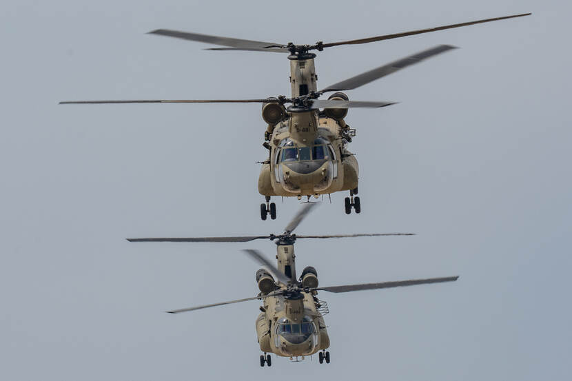 Twee Chinook-transporthelikopters in actie in Irak.