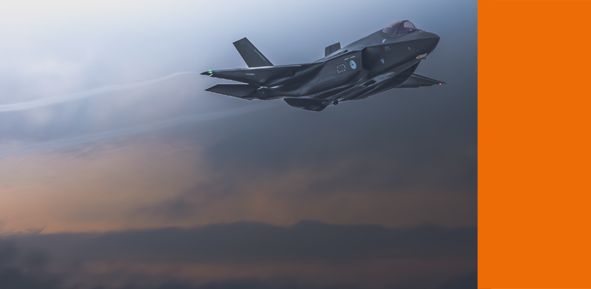 Een vliegende F-35-jachtvliegtuig. De lucht erachter is paarsblauw van kleur.
