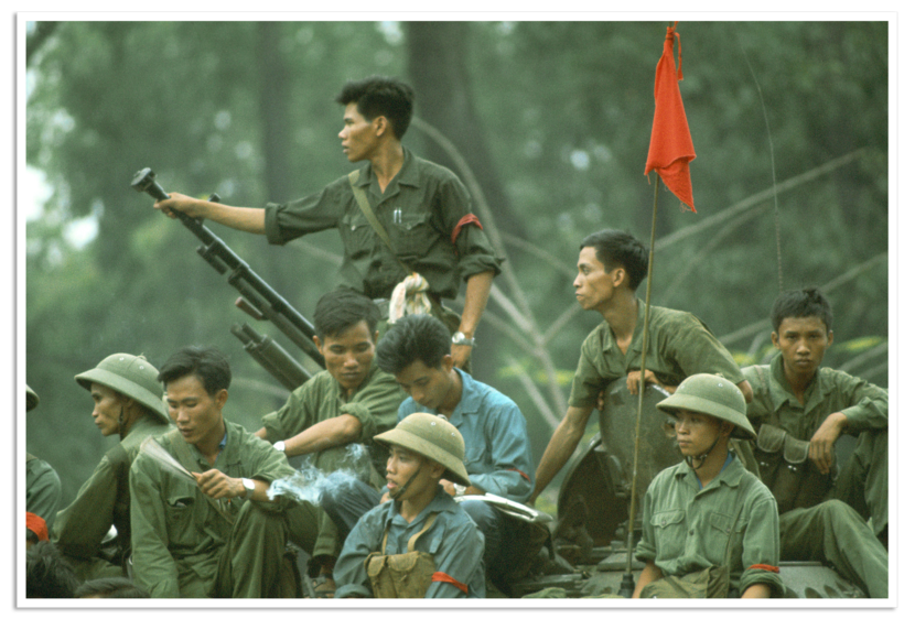 Noord-Vietnamese militairen zittend op een tank.