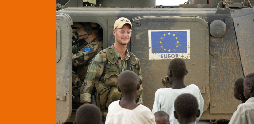 Een Nederlandse marinier bij een Bandvagn BV-206 in Tsjaad in 2009.