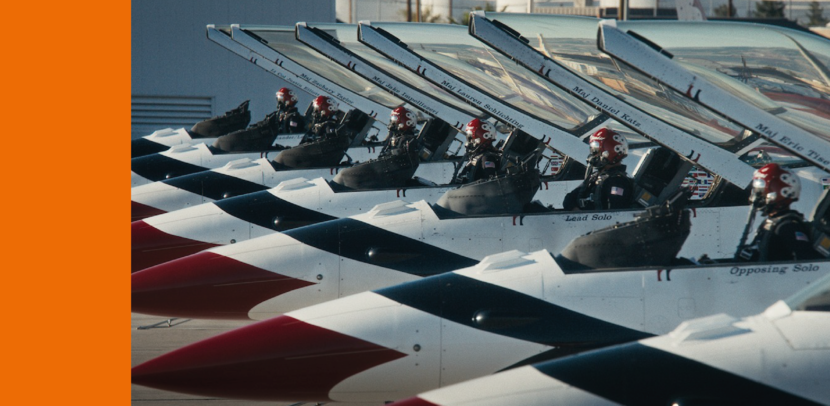 F-16’s staan naast elkaar opgesteld