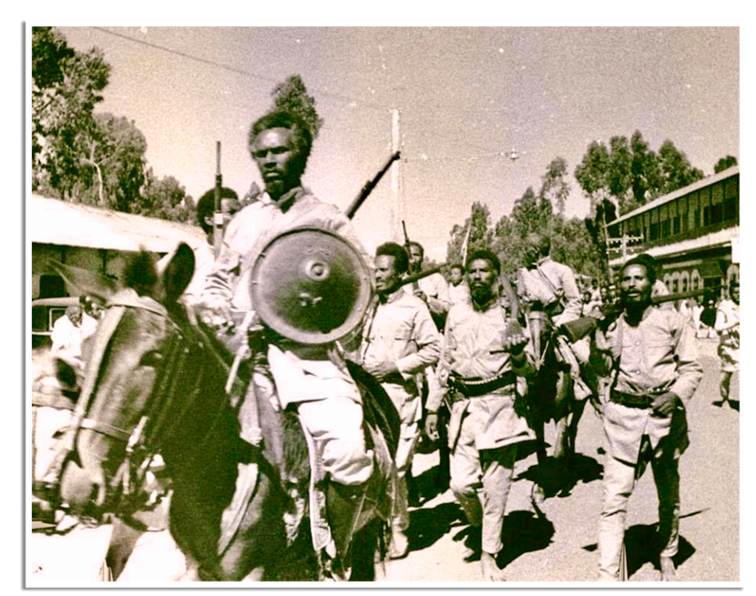 Ethiopische verzetsstrijders, waarvan een met een schild, te paard.