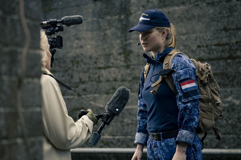 Luitenant-ter-zee der 3e klasse Willeke Stuijt geeft een interview.