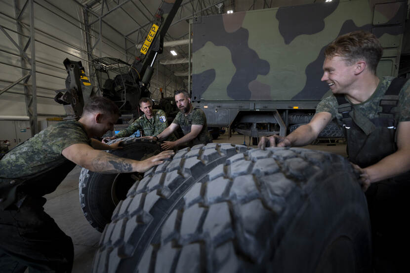 Mannen van Herstel aan het werk tijdens hun uitzending in Litouwen.
