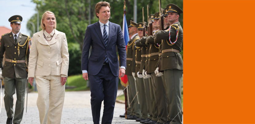 De ministers van Defensie van Nederland en Tsjechië lopen langs militairen.