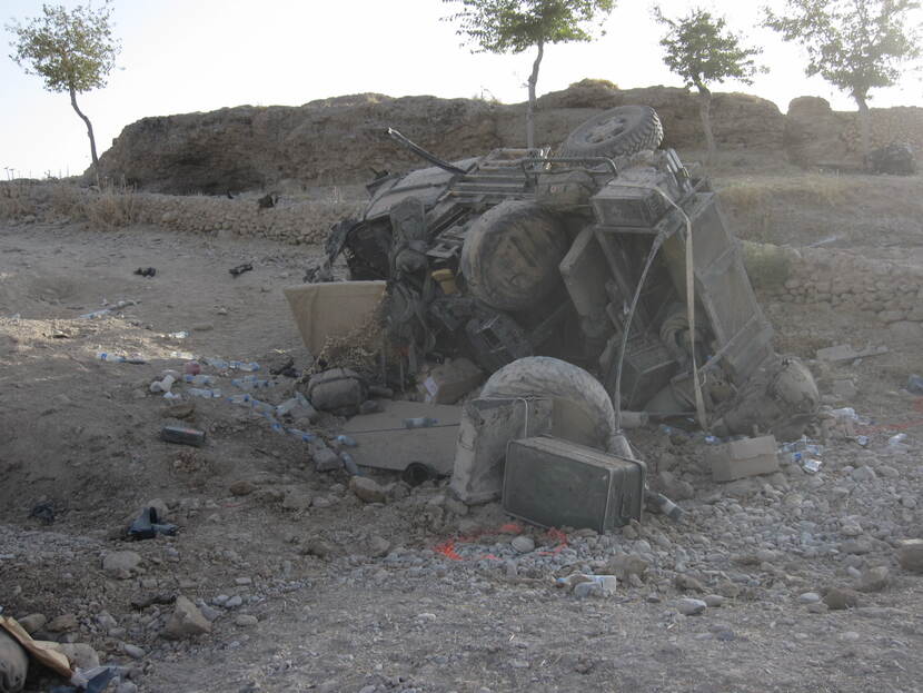 De Mercedes net nadat het voertuig op de bermbom is gereden.