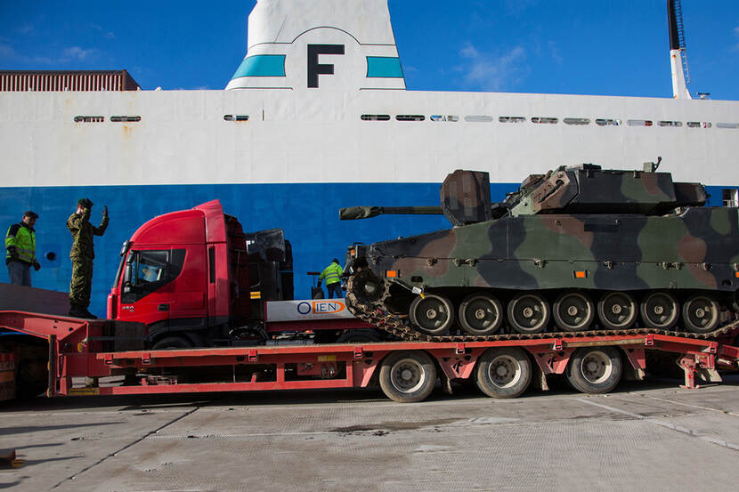 Legervoertuig staat op een lader