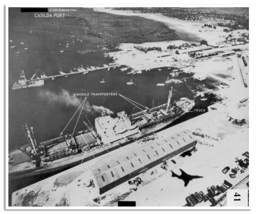Een spionagefoto van Port Casilda, Cuba. Een Russisch schip brengt raketten op het eiland: het begin van de Cuba Crisis en de aanleiding voor het aanleggen van een hotline. Op de foto is de schaduw van de McDonell RF-101 ‘Voodoo’ duidelijk te zien.