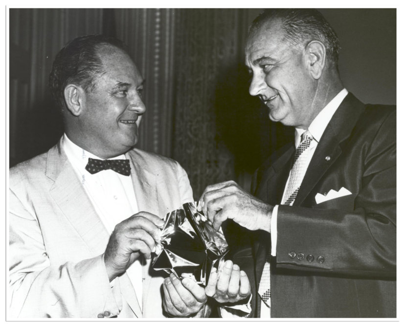 De 36e president van Amerika, Lynden B. Johnson, rechts op de foto, is waarschijnlijk de eerste die gebruik heeft gemaakt van de hotline.