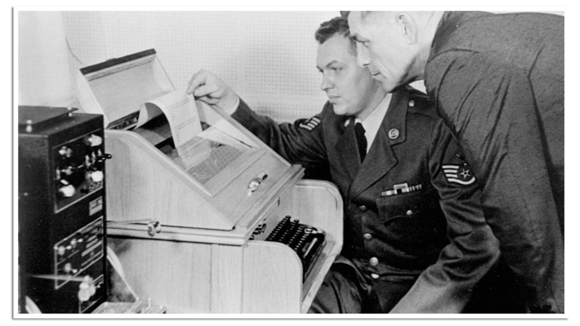 Twee militairen lezen een telexbericht op van de hotline.