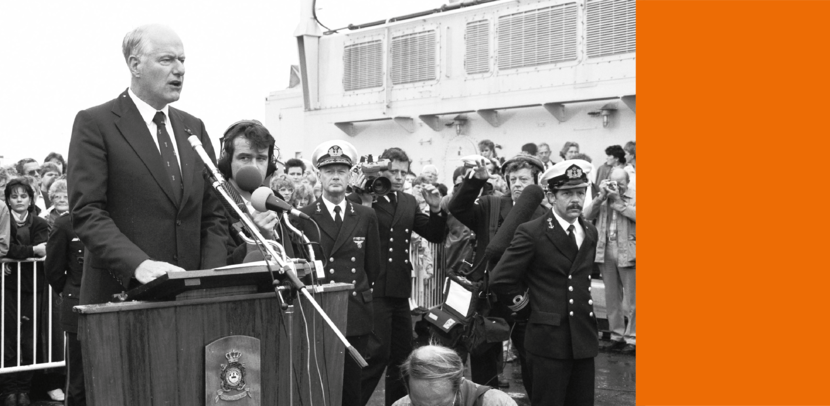 zwartwit foto van een speechende minister van Defensie