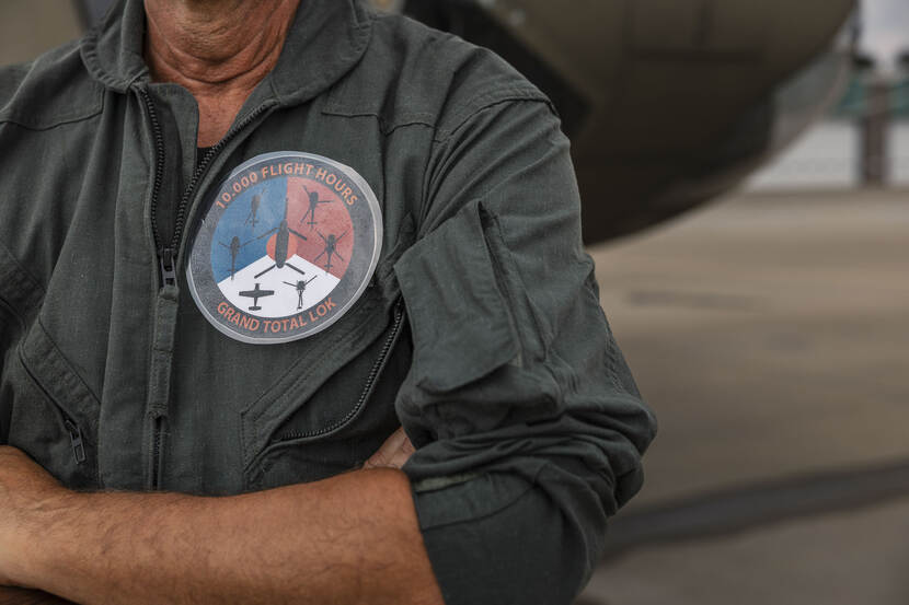Een speciale badge op de borst van Lokkers vliegeroverall.