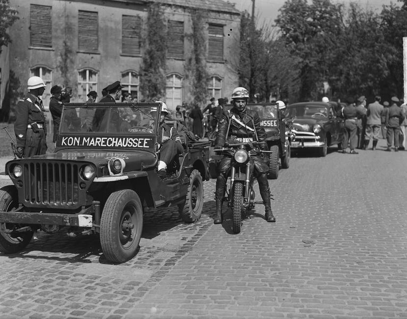 De Koninklijke Marechaussee arriveert met twee jeeps en een motor bij het stadhuis van Elten in 1949.