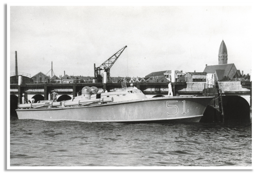 Een boot ligt tegen de kade.