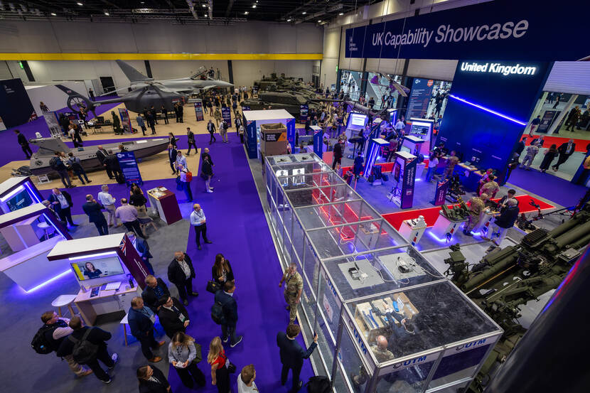 Overzicht van de beursvloer in een van de 22 hallen.