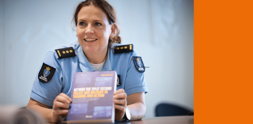 Een lachende kolonel dr. Wendy Dorrestijn houdt haar boek vast. Daarop staat de titel ‘Beyond the Split Second - Police and Military in Training and Action’.