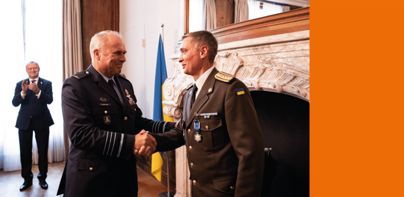 De CDS schudt een Oekraïense militair de hand.