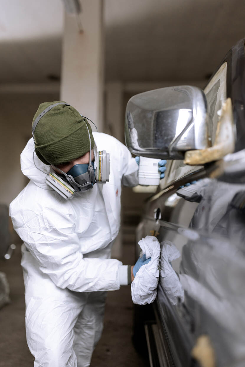 Een monteur werkt aan een voertuig.