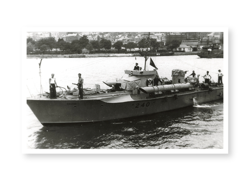 Zwart-witfoto van een boot die de haven binnenvaart.