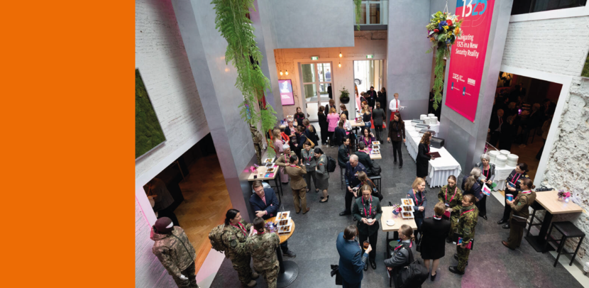 Mensen praten met elkaar in een vergaderruimte.