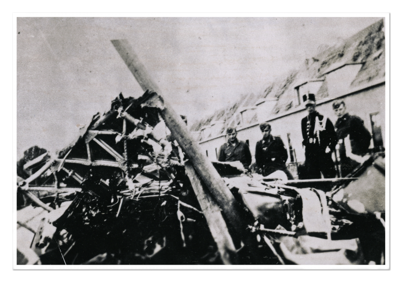 Een verwoest vliegtuig met vijf mannen eromheen, zwart-wit, genomen op 19 juni 1941, met puin en kapotte onderdelen.