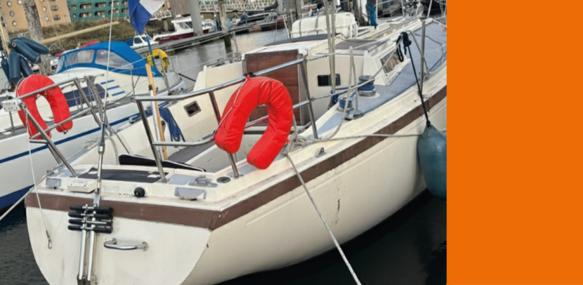 Een zeiljacht dat door de marechaussee in beslag is genomen.