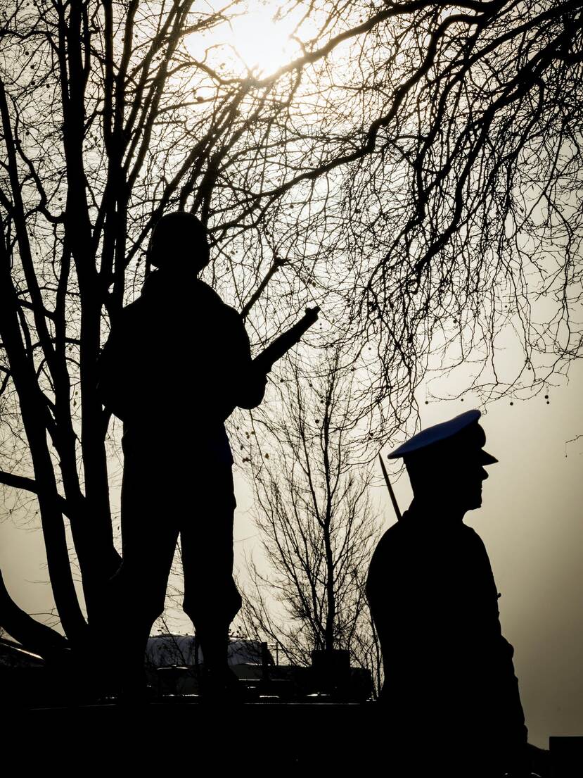 Silhouet van een marinier voor het herdenkingsmonument op het Oostplein in Rotterdam.