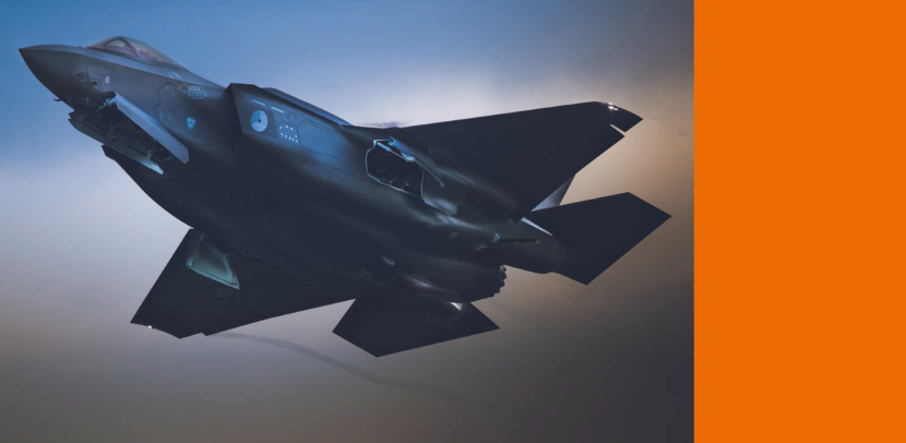 Een straaljager in de nevelige lucht.