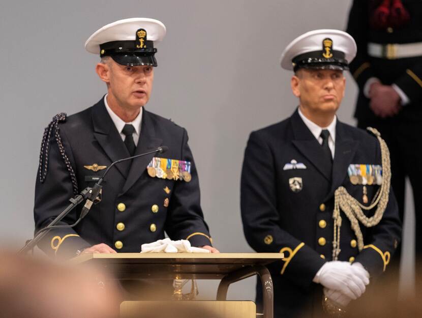 Beide adjudanten naast elkaar. Adjudant Hijman speecht.