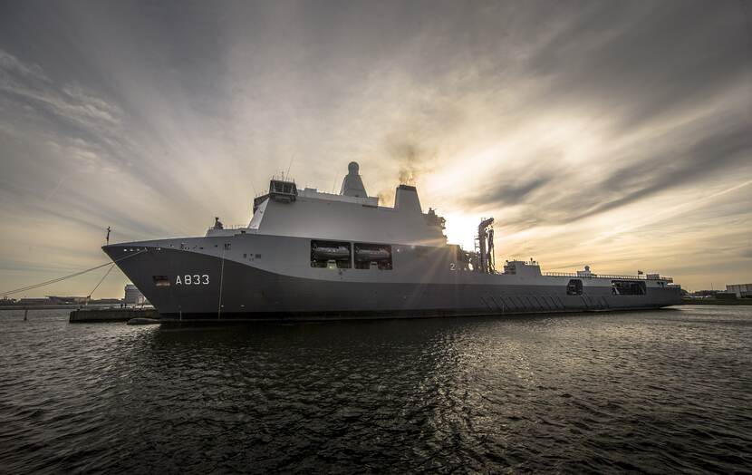 De Karel Doorman in de haven van Den Helder.