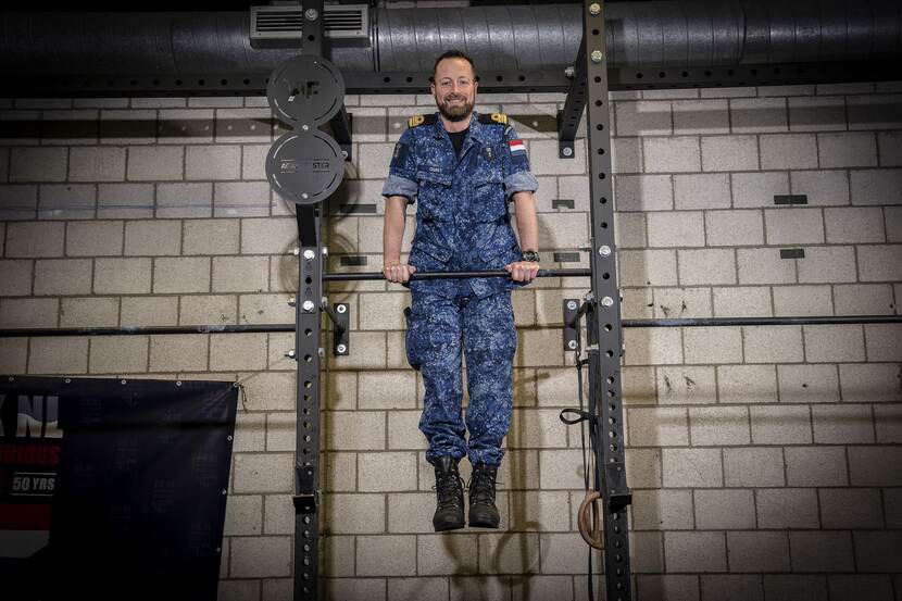 Luitenant ter zee 1 hangt aan een rek in de sportzaal van Den Helder.