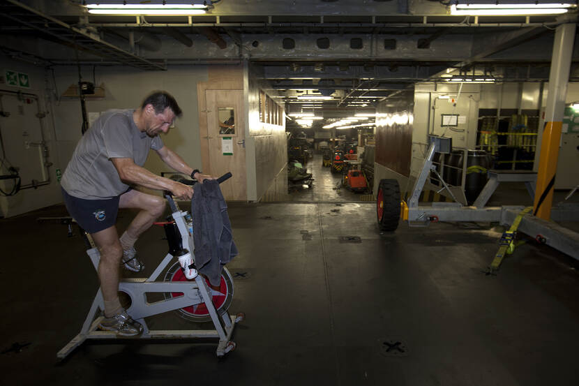 Aan boord is het soms improviseren om te kunnen sporten. (Foto: Mediacentrum Defensie)