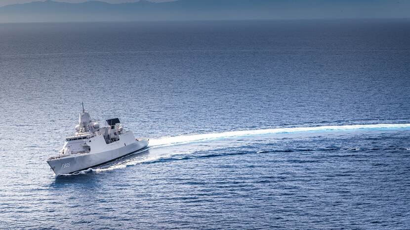 Zr.Ms. Evertsen maakt een scherpe bocht, zichtbaar door het spoor dat het schip in het zeewater achterlaat.