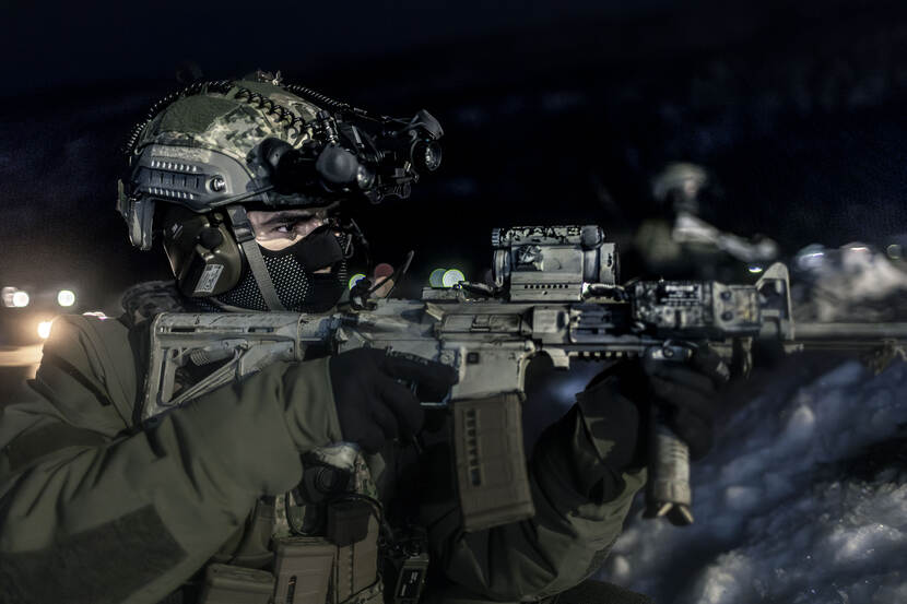 Een marinier voert een nachtelijke landing uit op een strand bij Alta in Noorwegen.