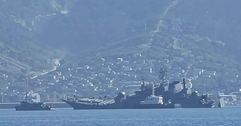 Het landingsschip Caesar Koenikov ligt zwaar beschadigd in de haven.