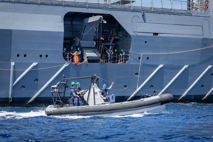 Een RHIB vaart naast de Doorman.