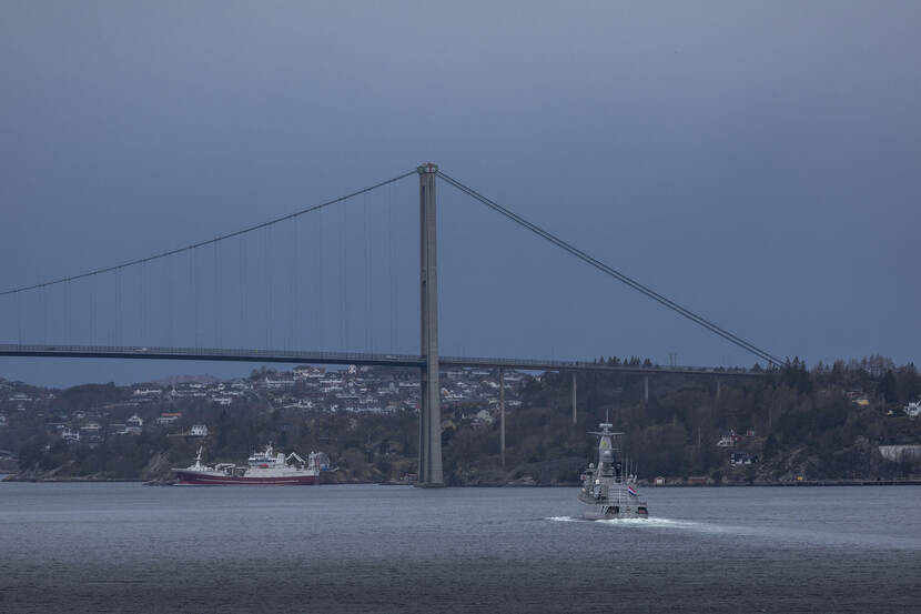 Zr.Ms. Van Amstel vaart in het schemerdonker onder de fameuze Askøybrug bij Bergen.