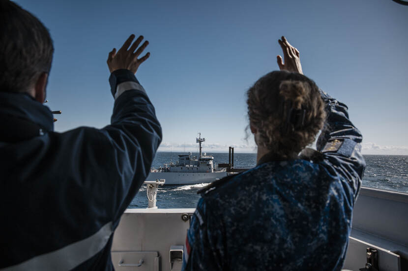 De Mercuur vertrekt uit Noorwegen en wordt uitgezwaaid door de bemanning van de Van Amstel.