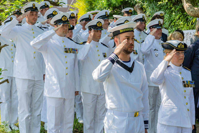 Marinemensen in tropenwit salueren.