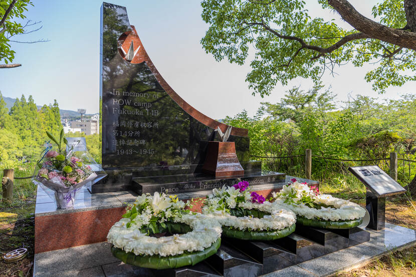 Het monument met daarop 3 kransen.