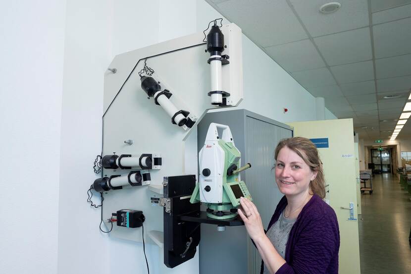 Medewerker poseert bij een boogcollimator.