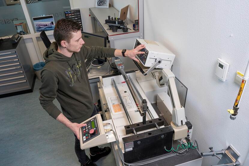 Een medewerker stelt een momentsleutel af.