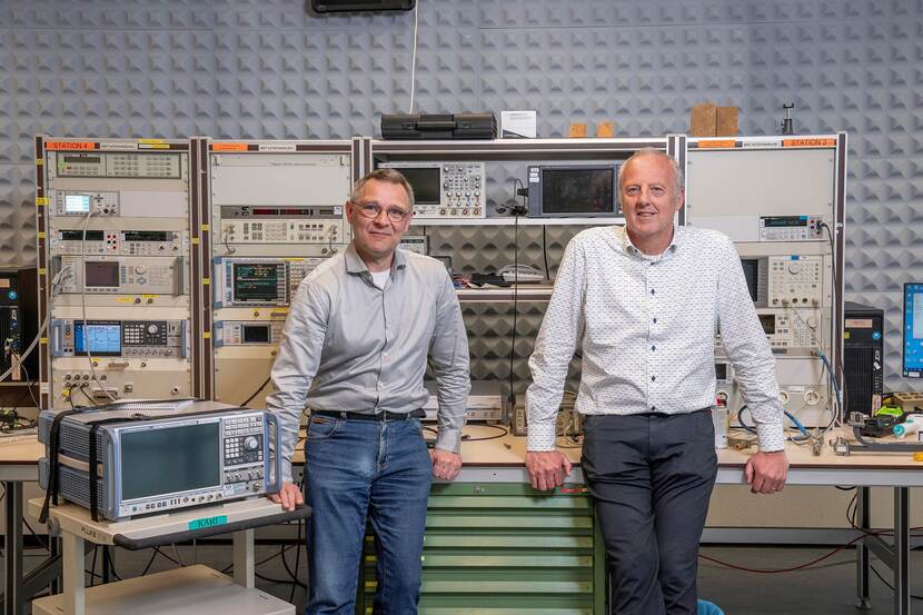 Alfred Neefjes (l.) en Frank Dreef staan bij een microgolf-teststation, waarmee onderdelen van radarinstallaties en zenders worden gekalibreerd.