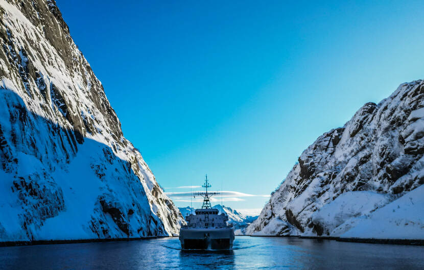 Een Noors marineschip in een fjord.